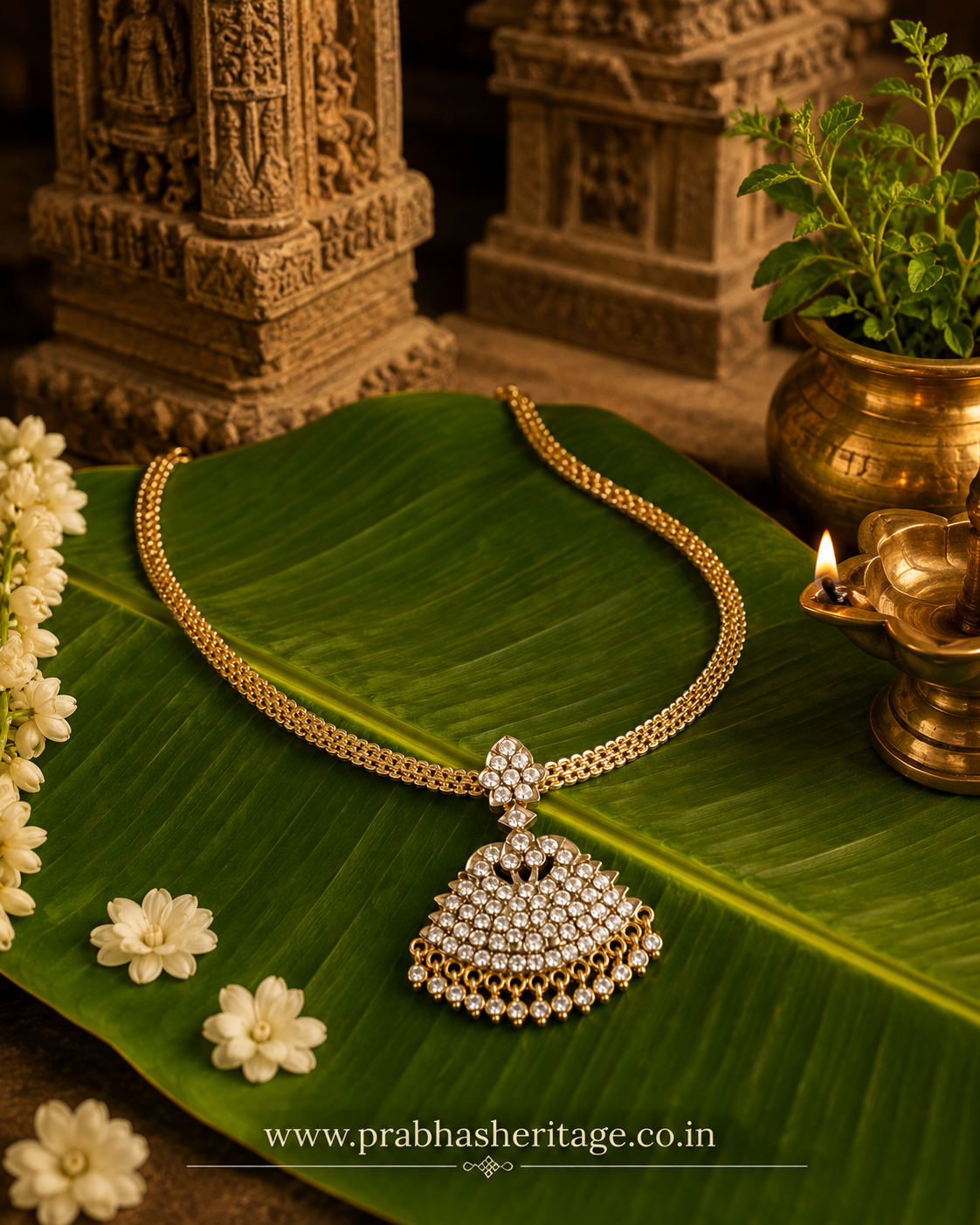 Ratna Chandrika Chuttiyum Chainum with White stones