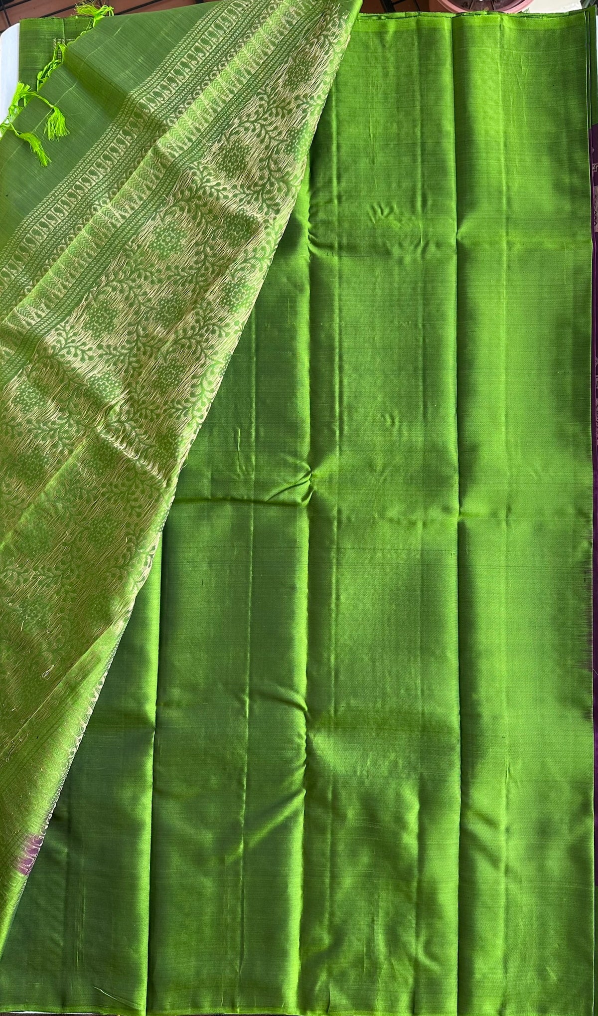 Attached contrast leaf-green blouse piece with zari