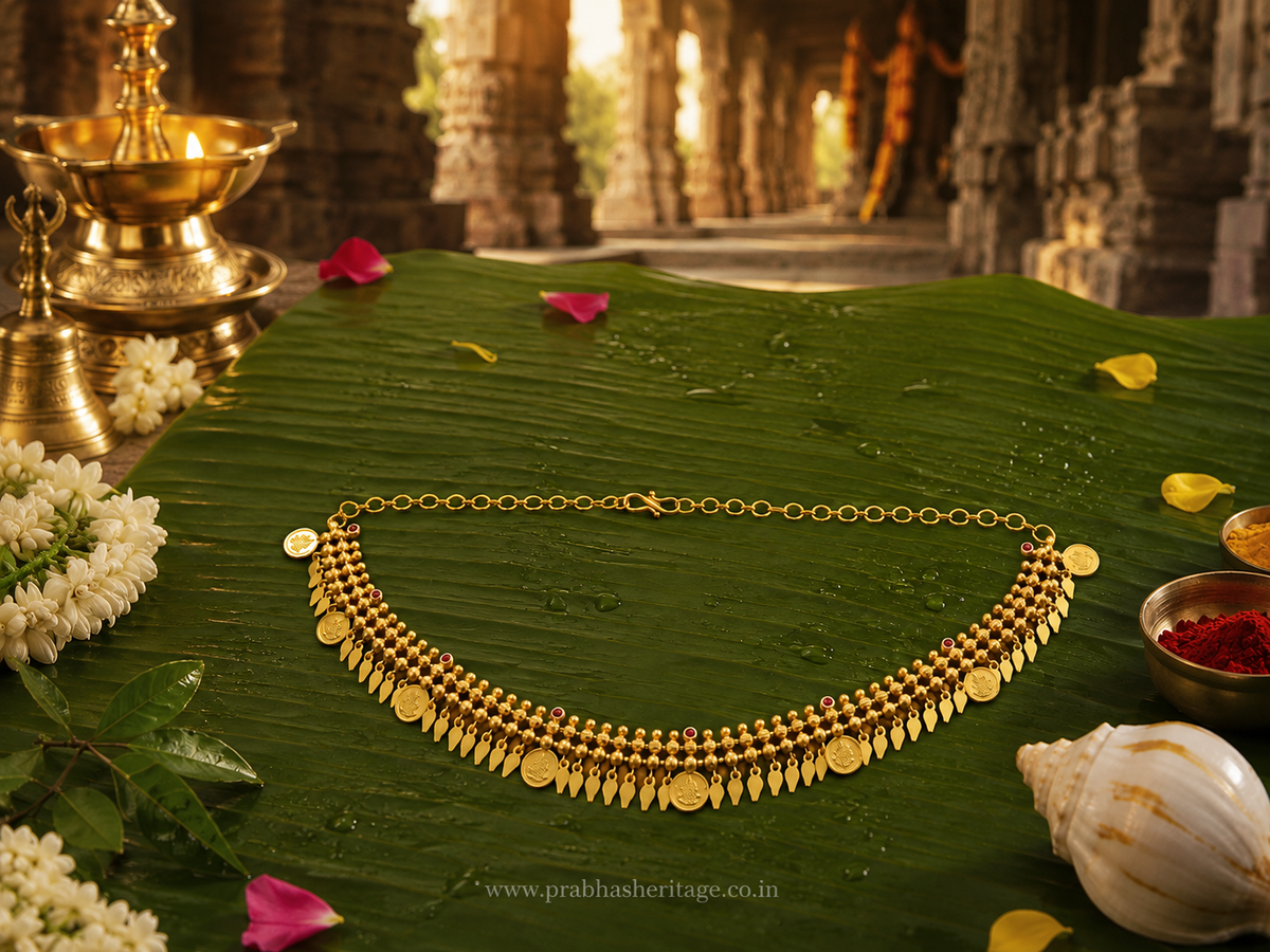 Swarna Kasu Ilakkathali choker in a temple-inspired setting