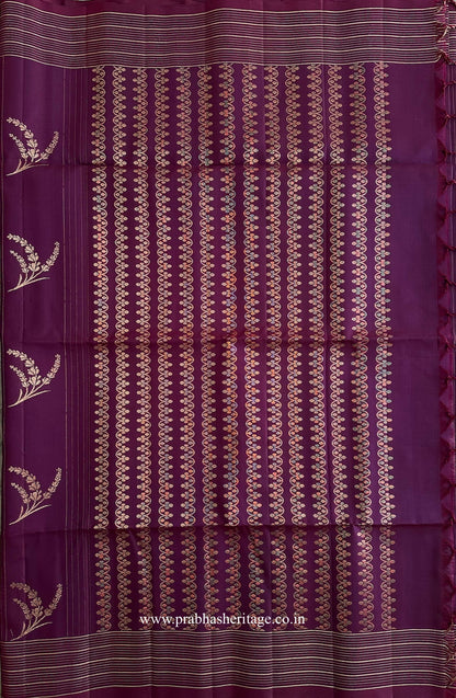 Pallu with repeated vertical ornamental trails in gold-toned zari