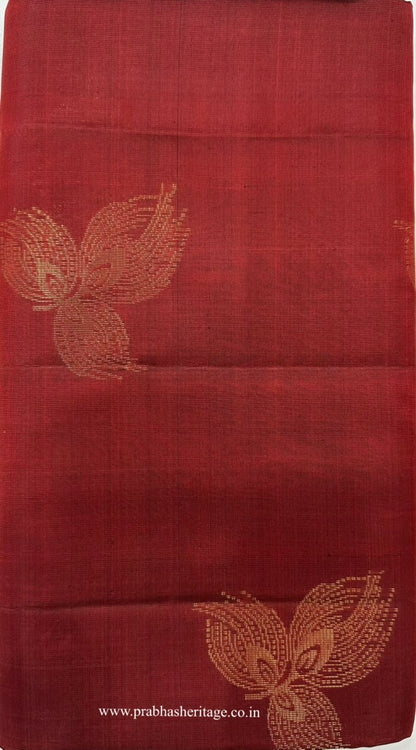 Full length of the saree long-folded, showing body, border and pallu
