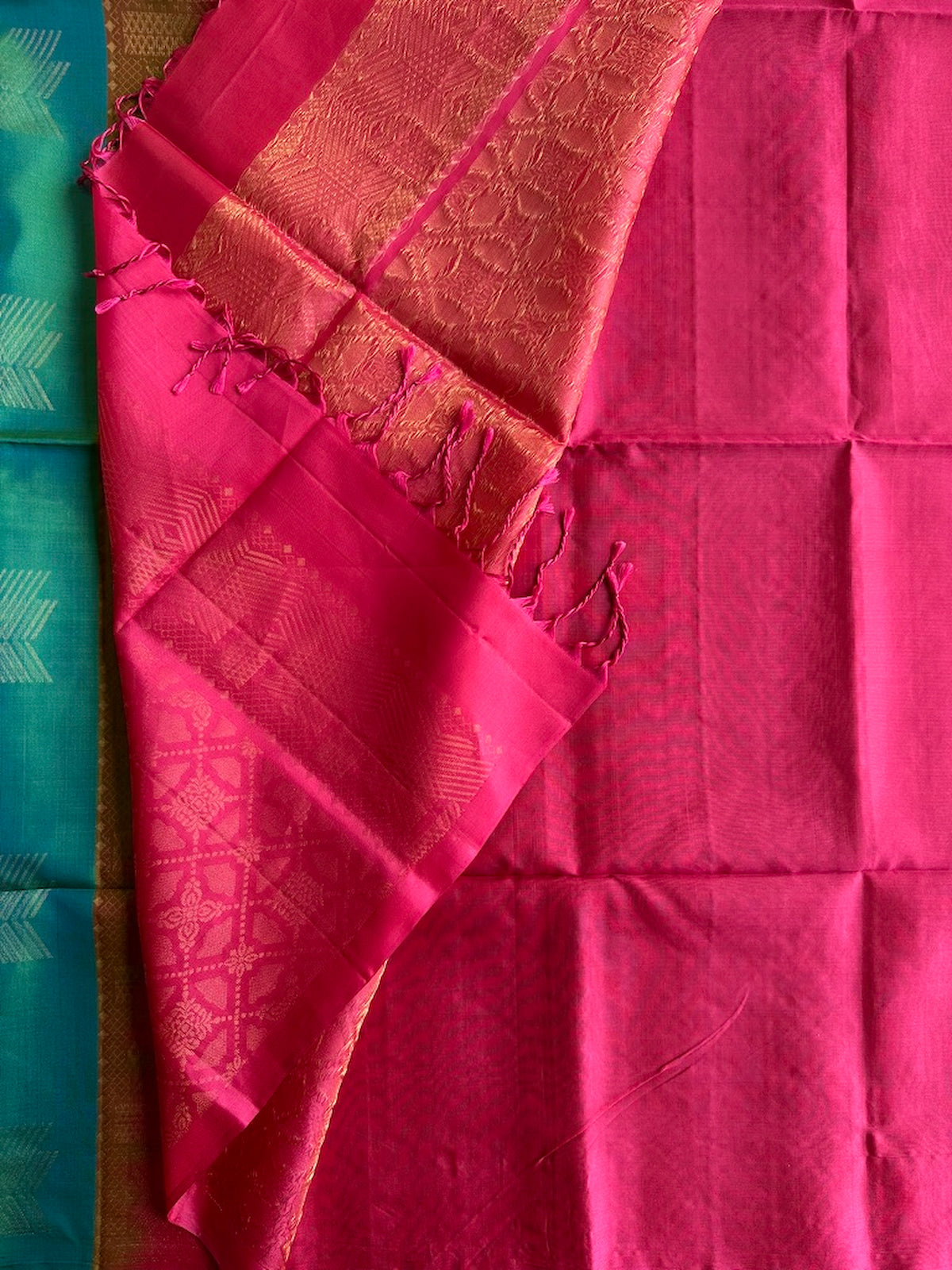 Attached contrast rani pink blouse piece