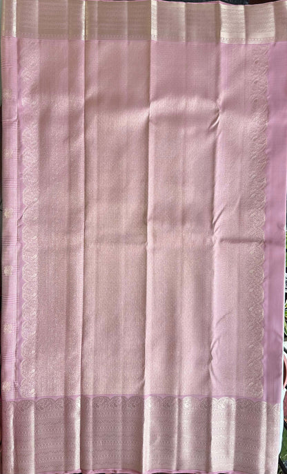 Hamsanandi Swarna Naadam – pallu detail of mauve pink Kanchipuram silk saree with gold zari border featuring manga and curvilinear ornamental weave.