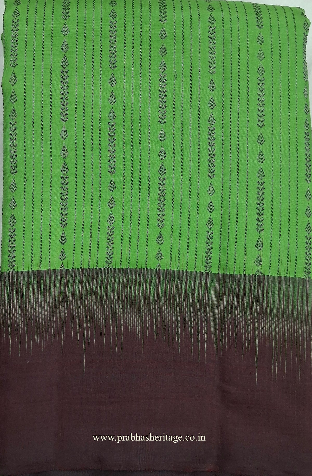 Haritha Madira Tarangini short-folded to show the body and Korvai border