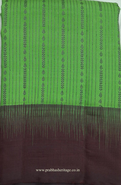 Haritha Madira Tarangini short-folded to show the body and Korvai border