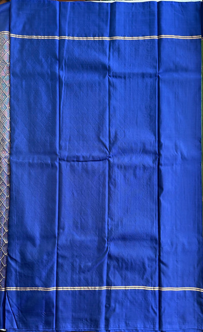Attached contrast royal blue blouse piece with a zari border