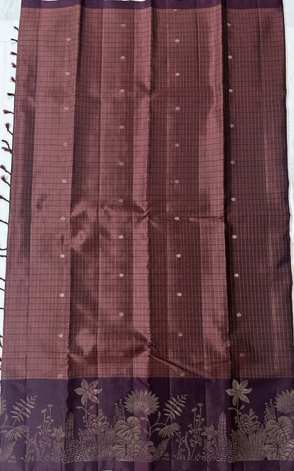 Fine checks and zari-toned buttas on the rosewood-cocoa mauve body of the Vanasmriti saree