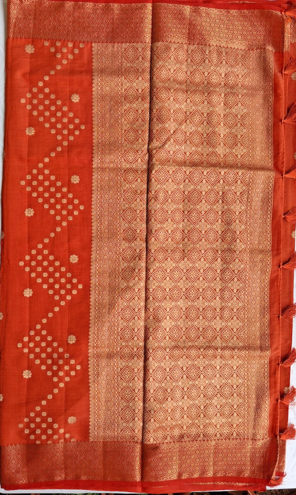 Diamond-pattern zari pallu with tassels on Sengal Varnam brick red semi-tussar saree