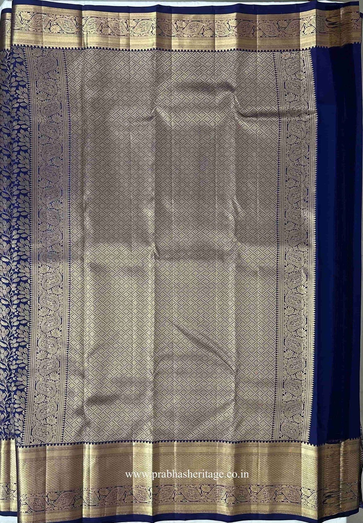Pallu with a dense diagonal lattice pattern in gold zari, framed by a paisley border